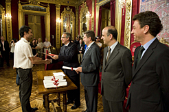 El Presidente Sanz entrega una de las 30 Becas Navarra 2010