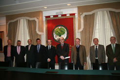 El consejero Pérez-Nievas y  presidente de Euskaltzaindia , Andrés Urrutia y otros  representantes de ambas instituciones. 