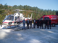 Fotografía de grupo con representantes del Gobierno de Navarra, el Ayuntamiento de Goizueta y el parque de bomberos voluntarios del municipio