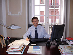 Salvador Estébanez en su despacho