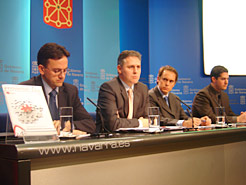 El consejero Armendáriz, en el centro, durante la presentación.