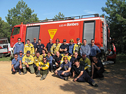 Mandos de la ANE, con bomberos de Cataluña.
