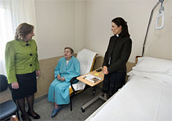 La consejera Kutz y la directora gerente del Hospital San Juan de Dios, Patricia Sádaba, visitan en su habitación a la paciente Ana Carmen Gil Cillero.