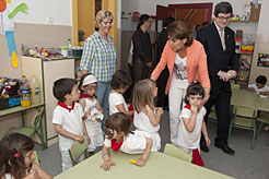 La Presidenta Barcina saluda a un grupo de alumnos.