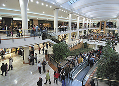 Ciudadanos de compras en un centro comercial