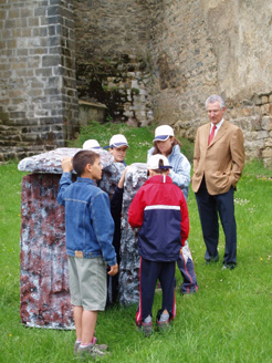 El consejero Palacios observa a un grupo que construyen un dolmen