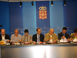 El consejero Catalán con los alcaldes de las localidades firmantes  al convenio de adhesión al 012 Infolocal