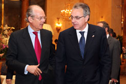 El presidente dialoga con Ignacio Buqueras y Bach, Presidente de la Asociación para la Racionalización de los Horarios Españoles