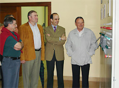El consejero Catalán  con el alcalde de Ituren y otras autoridades.