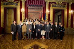 El presidente Sanz y su esposa, Villar L&#243;pez, con los embajadores que han visitado Navarra.