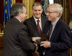 El Presidente Sanz y Juan Mª Otaegui entregan el premio a Jorge Cela 