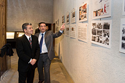 Ortigosa y Barón visitan la exposición sobre la historia de la Asociación de Periodistas de Navarra. 