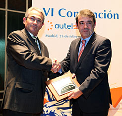 Basilio Navarro, de Autelsi, entrega al consejero Caballero el premio. 