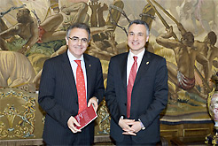 El Presidente Sanz posa con el nuevo defensor del pueblo, Javier En&#233;riz