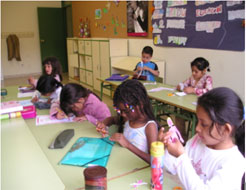 Alumnos del Colegio Público Ave María realizan un poryecto de interculturalidad.