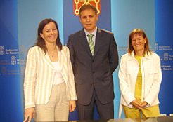 Belén Goñi, el consejero Armendáriz y Carmen Leza.