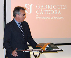Miguel Sanz en el acto de presentación del diccionario jurídico hispano-japonés