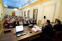 Imagen de la mesa de ponentes y público