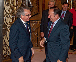 Los presidentes de los Gobierno de Navarra y La Rioja se saludan