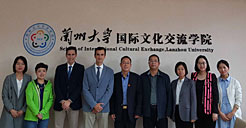 Enrique Armendáriz, representante de la UPNA (4.º por la izq.), durante su visita a la Universidad de Lanzhou (China).