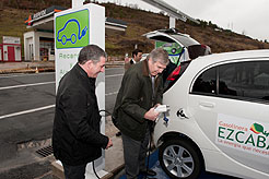 El consejero Roig y Zozaya prueban la recarga del coche eléctrico en la estación Ezcaba de Villava
