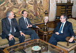 Imagen de la reunión mantenida este mediodía entre el Presidente Sanz, el embarjado Chew (en el centro) y el cónsul honorario Alfonso Vegara.