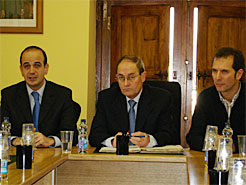 De izquierda a derecha el consejero Catalán, el alcalde de Barasoain,  Carlos Izuriaga , y el presidente de la Mancomunidad de Mairaga, Javier Ibañez.