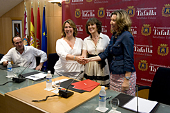 Las consejeras Salanueva y Alba, con la alcaldesa de Tafalla.