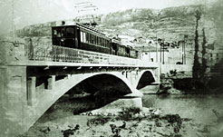 El tranvía Irati pasando por el puente de Liédena.