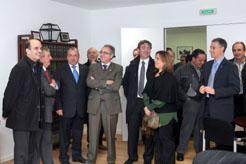 El presidente, lso consejeros Catalán y Salanueva y otros representantes políticos en el acto de inauguración del ayuntamiento. 