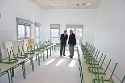 El consejero Catalán y el director del centro visitan un aula del colegio.