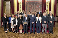 Foto de grupo del galardonado con familiares y compañeros de profesión, en el Salón del Trono del Palacio de Navarra.