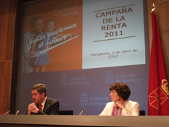 El vicepresidente del Gobierno de Navarra, Álvaro Miranda, y la directora de la Hacienda Tributaria, Idoia Nieves Nuin, presenta la campaña de declaración de la renta 2011.