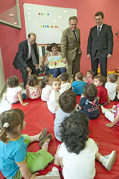 El Presidente Sanz visita un aula. 