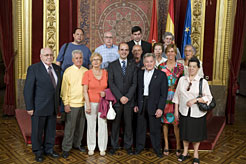El consejero Catalán, con diez emigrantes navarros.