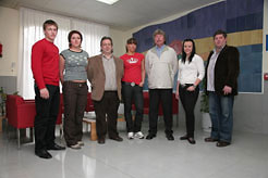 El grupo de atletas rusos, junto con el subdirector de Deporte.
