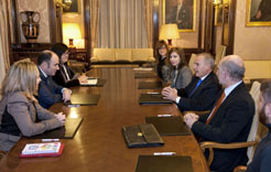 El vicepresidente Ayerdi, frente al presidente de la Cámara vasco-argentina. 