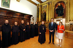 Los Príncipes de Asturias saludan a la congregación monástica.