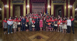 Foto de grupo de participantes en el curso Navarra 2007 y autoridades. 