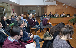 Momento de la reunión, en el salón de plenos de Tafalla, con representantes de los ayuntamientos de la zona media.