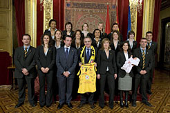 El presidente Sanz y la consejera García Malo, con las jugadoras y directivos del equipo.