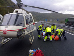 Los servicios de emergencias del Gobierno de Navarra atienden a uno de los heridos del siniestro