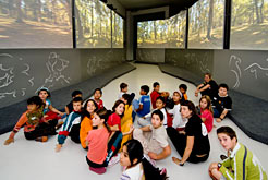 Niños y niñas del colegio Vázquez de Mella, durante la visita a la exposición.