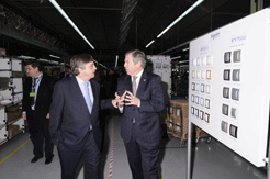 Roig visita las instalaciones de Schneider Electric en Puente la Reina