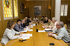 El Presidente Sanz y las consejeras Salanueva y Sanzberro, con los miembros de la Junta del Valle de Aezkoa