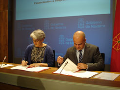 Firma del convenio del Gobierno de Navarra y Microbank para favorecer el crédito a pequeños empresarios y autónomos.