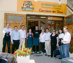 La delegación de Guadajalara, visitando el comerio de la Cendea de Olza. 
