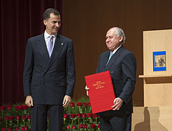 Manuel Elkin Patarroyo recoge el Premio Príncipe de Viana a la Solidaridad.
