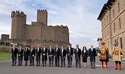 Los miembros del Gobierno de Navarra, posan deltante del Castillo de Javier.