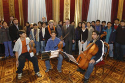 El Presidente Sanz con la Orquesta y Coro de San Ignacio de Moxos